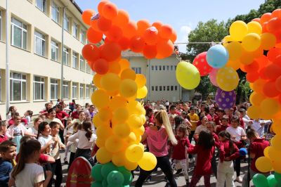 Със специална програма, ОУ „Мати Болгария“ отбеляза Деня на танцовото изкуство 