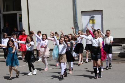 Със специална програма, ОУ „Мати Болгария“ отбеляза Деня на танцовото изкуство 