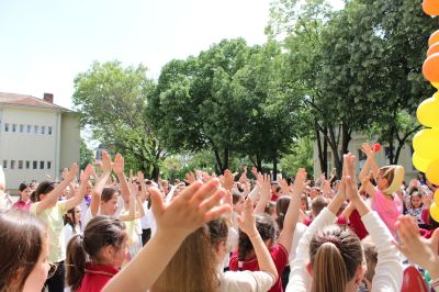Със специална програма, ОУ „Мати Болгария“ отбеляза Деня на танцовото изкуство 