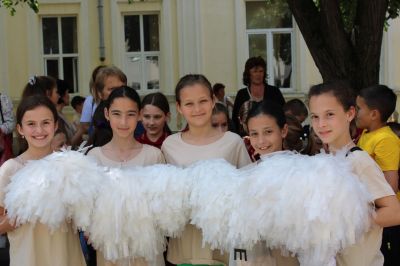 Със специална програма, ОУ „Мати Болгария“ отбеляза Деня на танцовото изкуство 