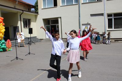 Със специална програма, ОУ „Мати Болгария“ отбеляза Деня на танцовото изкуство 