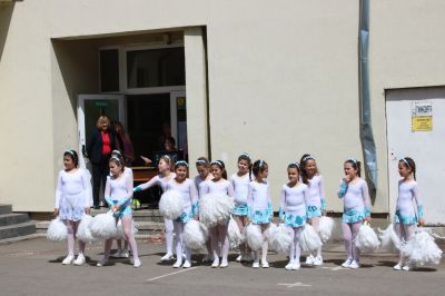 Със специална програма, ОУ „Мати Болгария“ отбеляза Деня на танцовото изкуство 