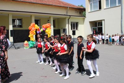 Със специална програма, ОУ „Мати Болгария“ отбеляза Деня на танцовото изкуство 