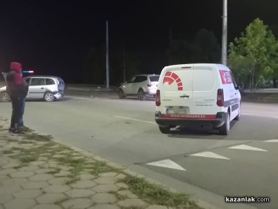 Три автомобила се блъснаха в района на бензиностанция ОМВ