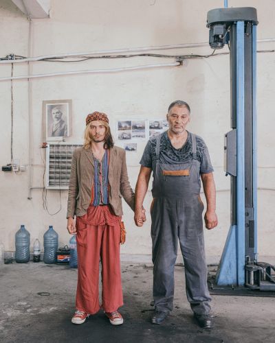 Български фотограф спечели престижна награда със снимки на бащи и синове  