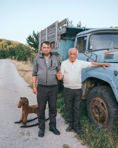 Български фотограф спечели престижна награда със снимки на бащи и синове  