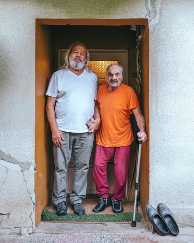 Български фотограф спечели престижна награда със снимки на бащи и синове  