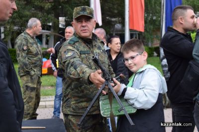 Военните честваха Деня на храбростта с демонстрации и показ на оръжие в центъра на Казанлък