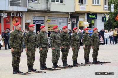 Военните честваха Деня на храбростта с демонстрации и показ на оръжие в центъра на Казанлък
