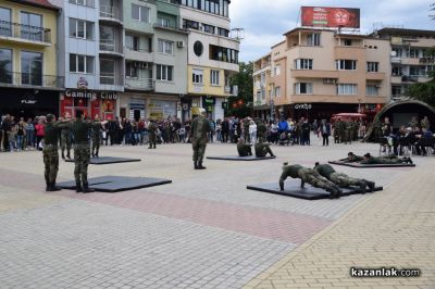 Военните честваха Деня на храбростта с демонстрации и показ на оръжие в центъра на Казанлък