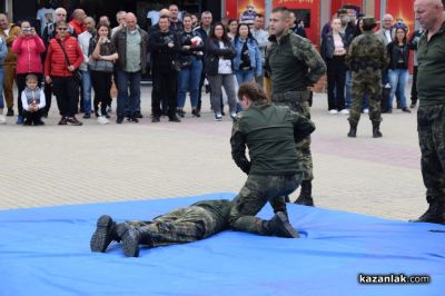 Военните честваха Деня на храбростта с демонстрации и показ на оръжие в центъра на Казанлък