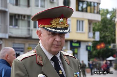 Военните честваха Деня на храбростта с демонстрации и показ на оръжие в центъра на Казанлък