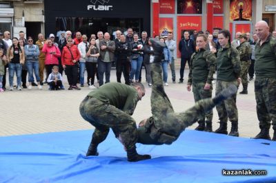 Военните честваха Деня на храбростта с демонстрации и показ на оръжие в центъра на Казанлък