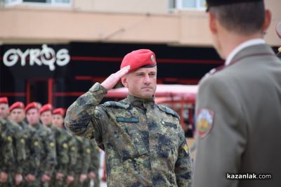 Военните честваха Деня на храбростта с демонстрации и показ на оръжие в центъра на Казанлък
