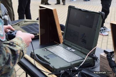 Военните честваха Деня на храбростта с демонстрации и показ на оръжие в центъра на Казанлък