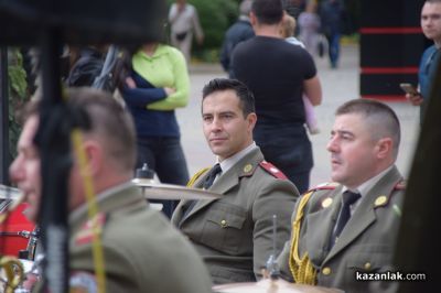 Военните честваха Деня на храбростта с демонстрации и показ на оръжие в центъра на Казанлък