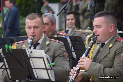 Военните честваха Деня на храбростта с демонстрации и показ на оръжие в центъра на Казанлък