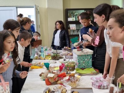Спортен празник и благотворителен кулинарен базар се състояха в казанлъшкото ОУ “Св. Паисий Хилендарски“