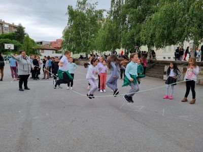 Спортен празник и благотворителен кулинарен базар се състояха в казанлъшкото ОУ “Св. Паисий Хилендарски“