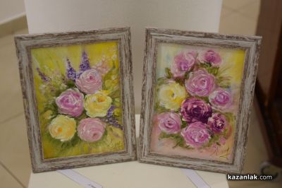 Художничката Даниела Колева “поднася“ букет с цветя чрез своите картини