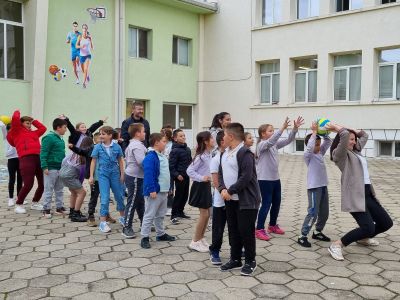 Спортен празник и благотворителен кулинарен базар се състояха в казанлъшкото ОУ “Св. Паисий Хилендарски“