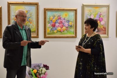 Художничката Даниела Колева “поднася“ букет с цветя чрез своите картини