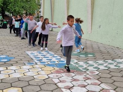 Спортен празник и благотворителен кулинарен базар се състояха в казанлъшкото ОУ “Св. Паисий Хилендарски“