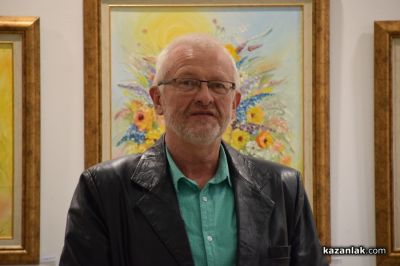 Художничката Даниела Колева “поднася“ букет с цветя чрез своите картини