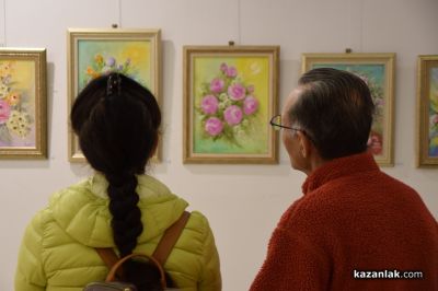 Художничката Даниела Колева “поднася“ букет с цветя чрез своите картини