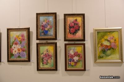 Художничката Даниела Колева “поднася“ букет с цветя чрез своите картини