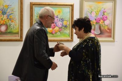 Художничката Даниела Колева “поднася“ букет с цветя чрез своите картини