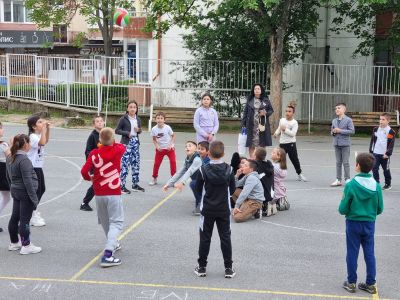 Спортен празник и благотворителен кулинарен базар се състояха в казанлъшкото ОУ “Св. Паисий Хилендарски“