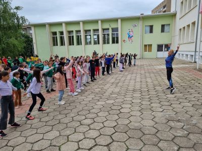 Спортен празник и благотворителен кулинарен базар се състояха в казанлъшкото ОУ “Св. Паисий Хилендарски“