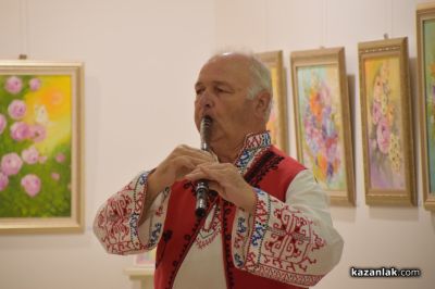 Художничката Даниела Колева “поднася“ букет с цветя чрез своите картини