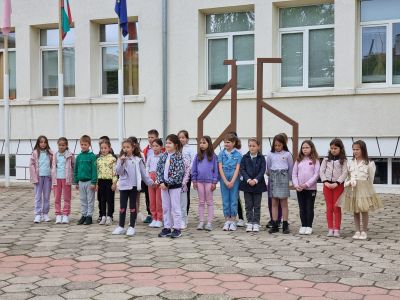 Спортен празник и благотворителен кулинарен базар се състояха в казанлъшкото ОУ “Св. Паисий Хилендарски“