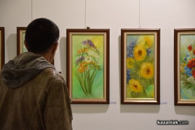 Художничката Даниела Колева “поднася“ букет с цветя чрез своите картини