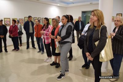 Художничката Даниела Колева “поднася“ букет с цветя чрез своите картини