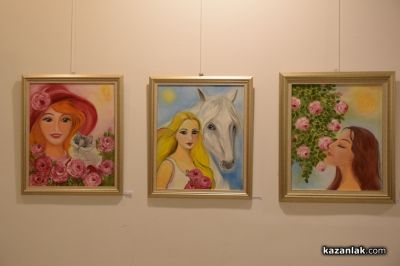 Художничката Даниела Колева “поднася“ букет с цветя чрез своите картини