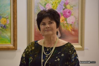 Художничката Даниела Колева “поднася“ букет с цветя чрез своите картини