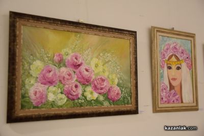 Художничката Даниела Колева “поднася“ букет с цветя чрез своите картини