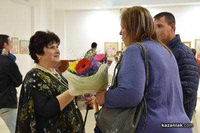 Художничката Даниела Колева “поднася“ букет с цветя чрез своите картини