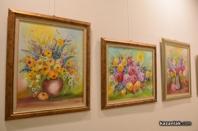 Художничката Даниела Колева “поднася“ букет с цветя чрез своите картини