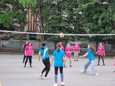 Спортен празник и благотворителен кулинарен базар се състояха в казанлъшкото ОУ “Св. Паисий Хилендарски“