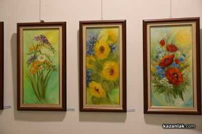 Художничката Даниела Колева “поднася“ букет с цветя чрез своите картини