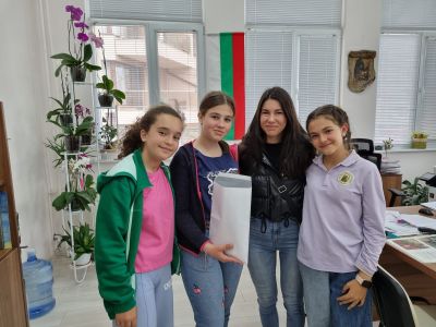 Спортен празник и благотворителен кулинарен базар се състояха в казанлъшкото ОУ “Св. Паисий Хилендарски“