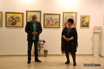 Художничката Даниела Колева “поднася“ букет с цветя чрез своите картини