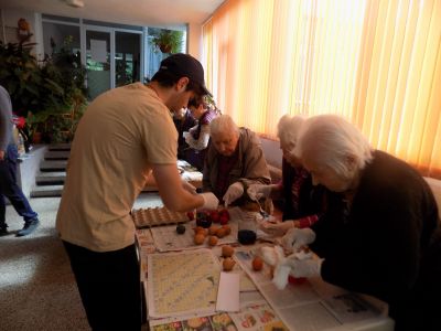 Представяне на българските традиции пред чужденци в Дом за стари хора 3