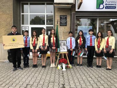 С поднасяне на цветя и едноминутно мълчание, паисиевци почетоха паметта на казанлъчанина Стефан Почеков