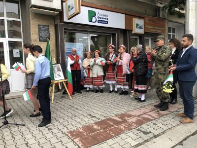 С поднасяне на цветя и едноминутно мълчание, паисиевци почетоха паметта на казанлъчанина Стефан Почеков
