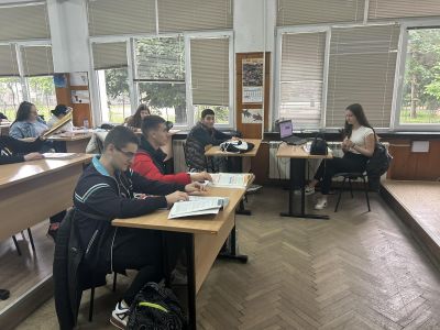 Ученици от ПГЛПТ станаха учители за ден 